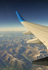 Fototapeta premium Plane wing over mountains