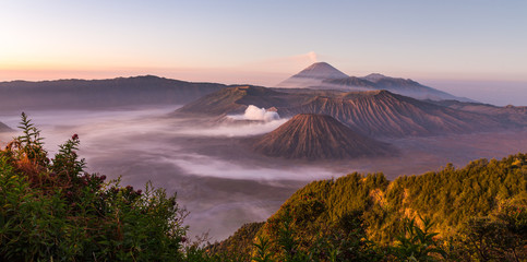Volcans Bromo, Semaru et Batok © AlexQ