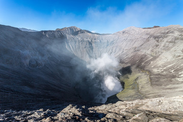 cratère fumant du volcan Bromo