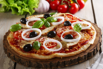 Pizza with chicken cheese and tomatoes 