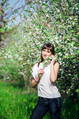 Obraz premium Beautiful woman on the garden with blossom trees