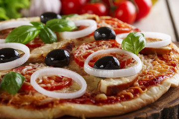 Pizza with chicken cheese and tomatoes 