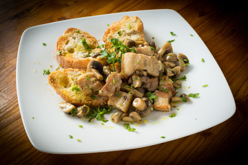 Stufato di lardo e funghi
