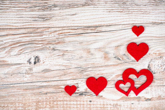 Rustikaler Holz Hintergrund mit leuchtend roten Herzen und Freit