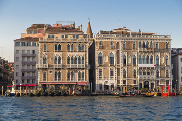 Fototapeta na wymiar Historic houses in Venice