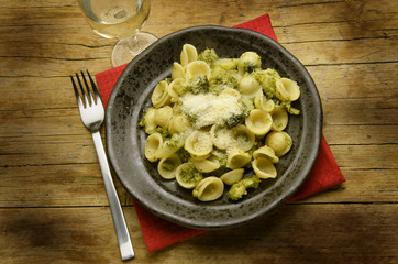 Orecchiette con brassica oleracea Italian cuisine مطبخ إيطالي