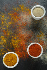 Gewürze in Schälchen