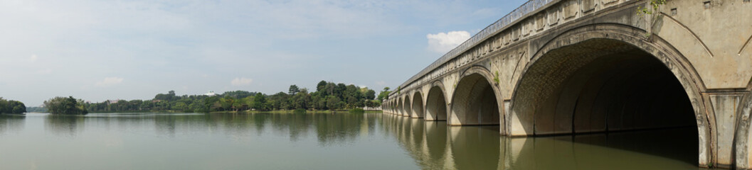 Obraz premium Panorama of lake and bridge