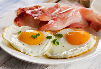 Twee gebakken eieren en spek voor een gezond ontbijt