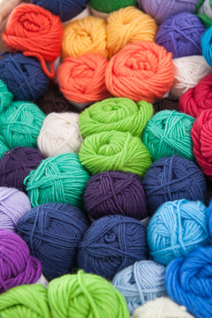 Bunte Wolle zum stricken im Korb