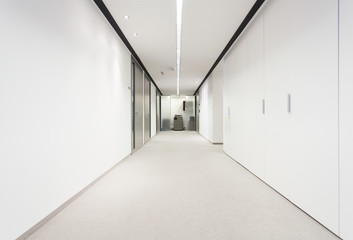 Long corridor in office building - obrazy, fototapety, plakaty