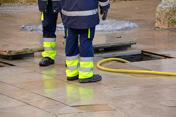 obreros trabajando en una alcantarilla de la calle