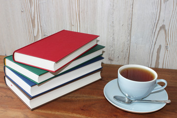 Entspannung mit Tee und Büchern