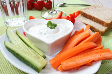 Gemüsesticks mit Kräuter-Dip