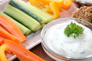 Kräuter-Dip mit Gemüsesticks