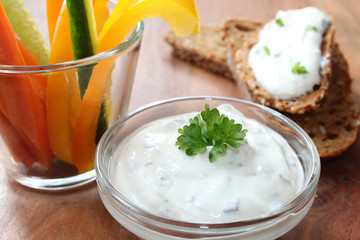 Gemüsesticks mit Kräuter-Dip
