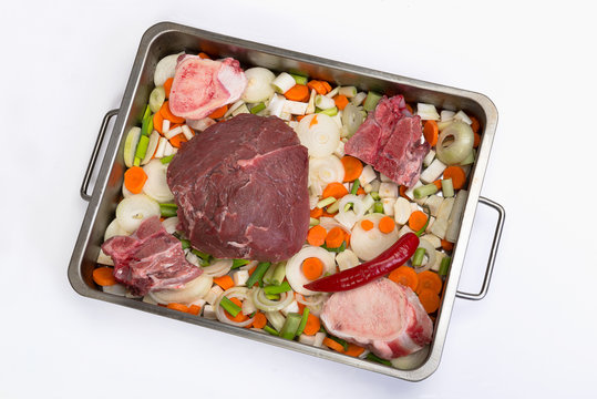 Rinderbraten mit Gem&uuml;se und Markknochen