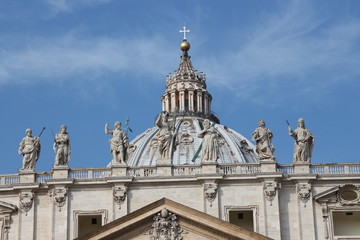 Fototapeta na wymiar Statuen auf dem Petersdom in Rom