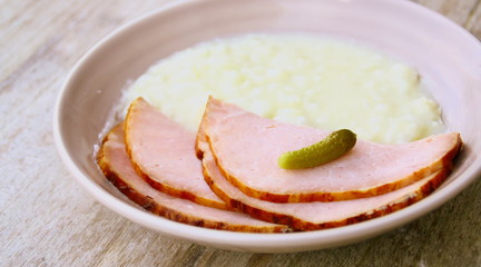 assiette de rôti cuit et chou fleur à la béchamel 