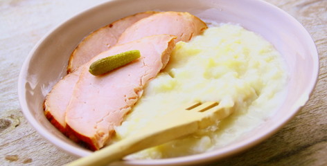 assiette de rôti cuit et chou fleur à la béchamel 