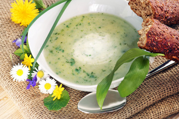 Suppe aus Frühlingskräutern oder Wildkräutern, copy space © Johanna Mühlbauer