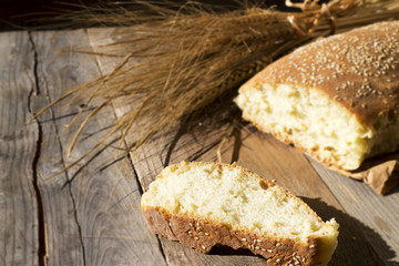 Sfondo pane e spighe di grano su legno