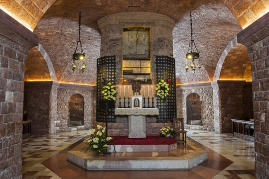 Grab des hl. Franziskus in Krypta von San Francesco in Assisi, Umbrien, Italien