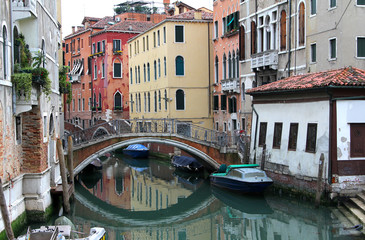 Fototapeta na wymiar round bridge over the canal of Venice, Italy