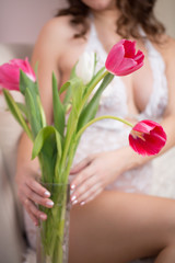 Obraz na płótnie Canvas Woman with tulip bouquet