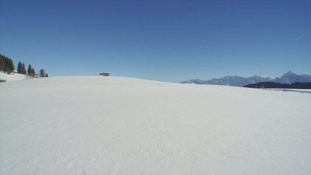 Flug &uuml;ber Winterlandschaft mit Alpen