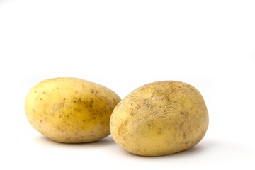 rohe Bio-Kartoffeln auf weiß isoliert
