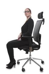 Frau im Bürostuhl aufrecht sitzend