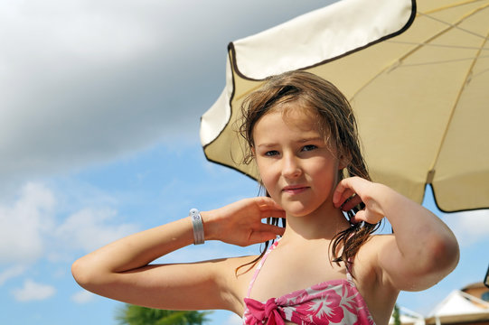 tween budding Mädchen kommt gerade aus dem Pool Stock 写真 | Adobe Stock