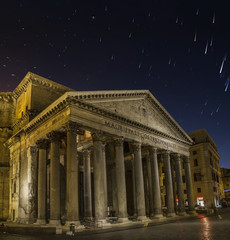 Obraz premium pantheon by night in rome star trails in the sky