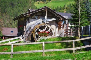 Foto auf Acrylglas Mühlen Wooden wheel of an ancient water mill