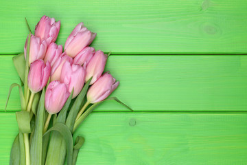 Blumenstrauß mit Tulpen im Frühling oder Muttertag auf Holzbre