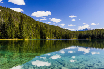 Fototapeta na wymiar Fifth Lake, Valley of the 5 Lakes, Jasper National Park, Alberta