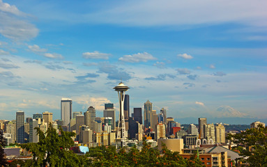 Fototapeta premium Seattle city skyline with Mount Rainier on background