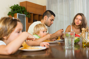 Obraz na płótnie Canvas Family eating spaghetti