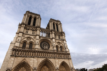 Fototapeta na wymiar Notre Dame - Kathedrale in Paris mit Doppelturm