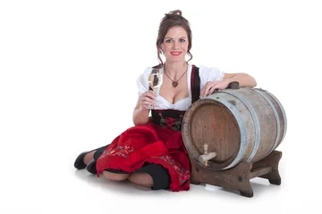 Foto op Plexiglas Frau mit einem Glas Weißwein und Weinfass Porträt © www.freund-foto.de