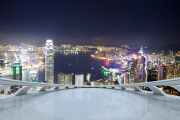 Fototapeta premium Empty viewing deck with Hong kong night scene