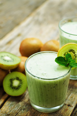 smoothie kiwi in a glass