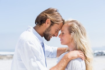 Obraz premium Cute couple hugging on the beach