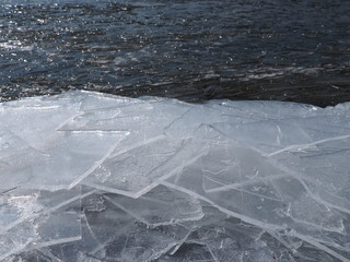 積層する氷と湖面