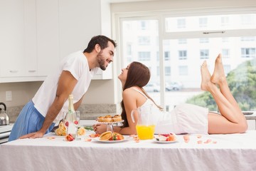 Obraz na płótnie Canvas Young couple having a romantic breakfast