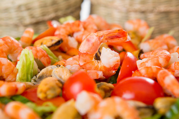 salad with shrimp and mussels