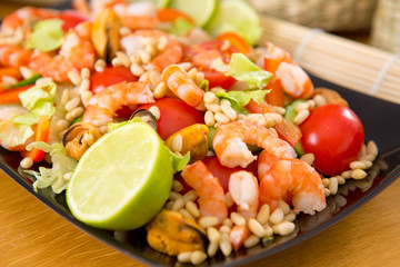 salad with shrimp and mussels