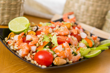 salad with shrimp and mussels