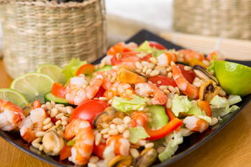 salad with shrimp and mussels